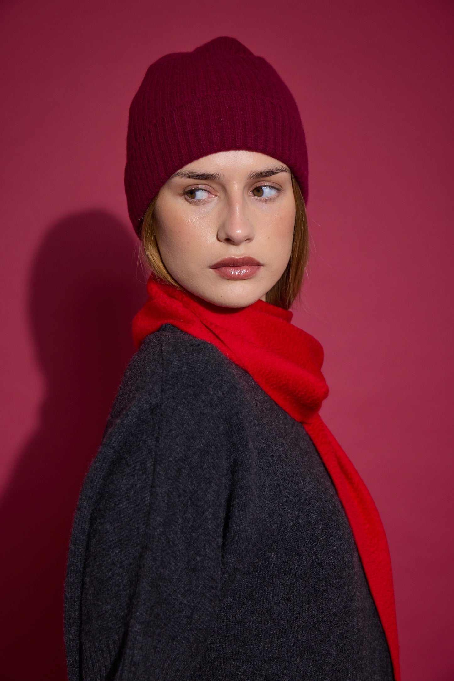 Robin - hue i ribstrikket cashmere - Vinrød Barolo