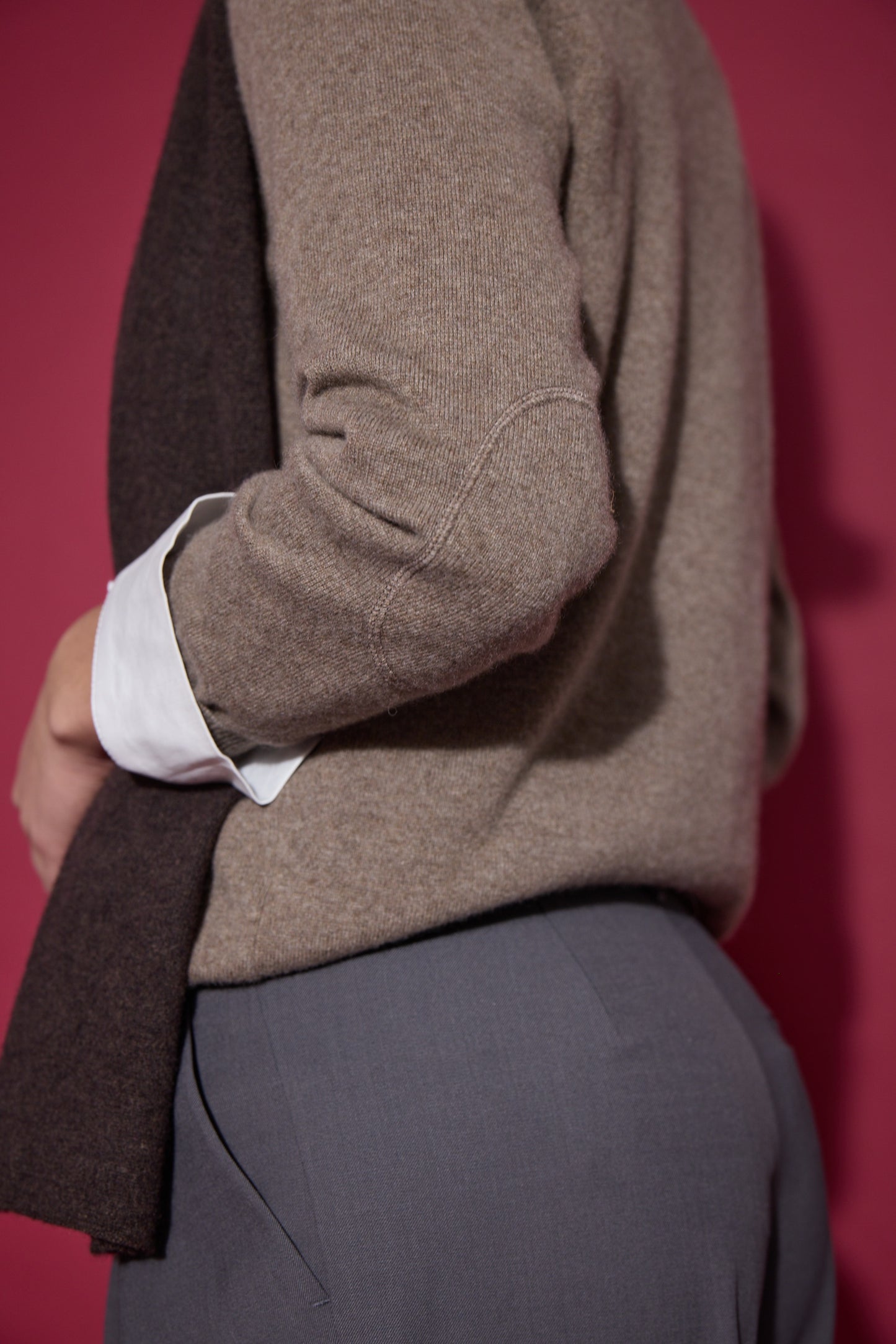 Pil - Cashmere Pullover i klassisk fit. Walnut