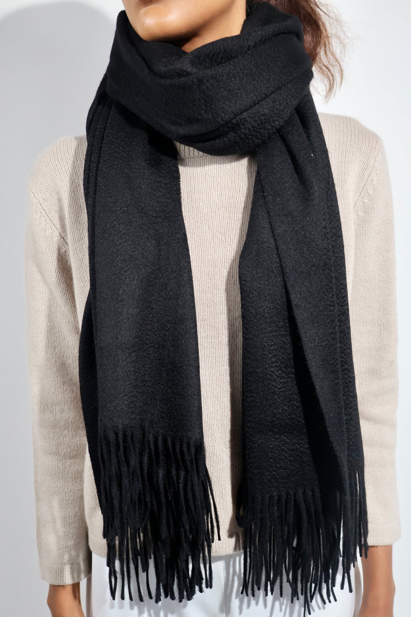 Kim 70 - Vævet kæmpetørklæde med frynser, 100% ren cashmere - Sort