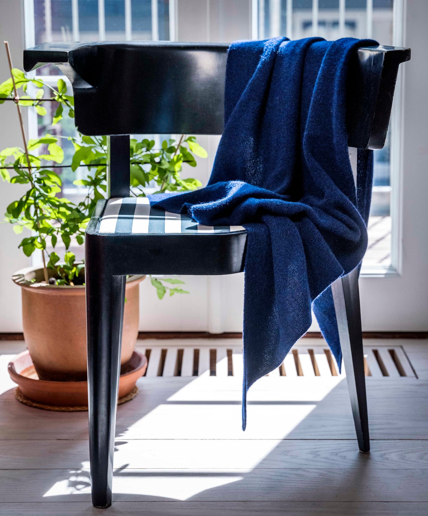 Selene - triangle cashmere - Dyb ultramarin & sort