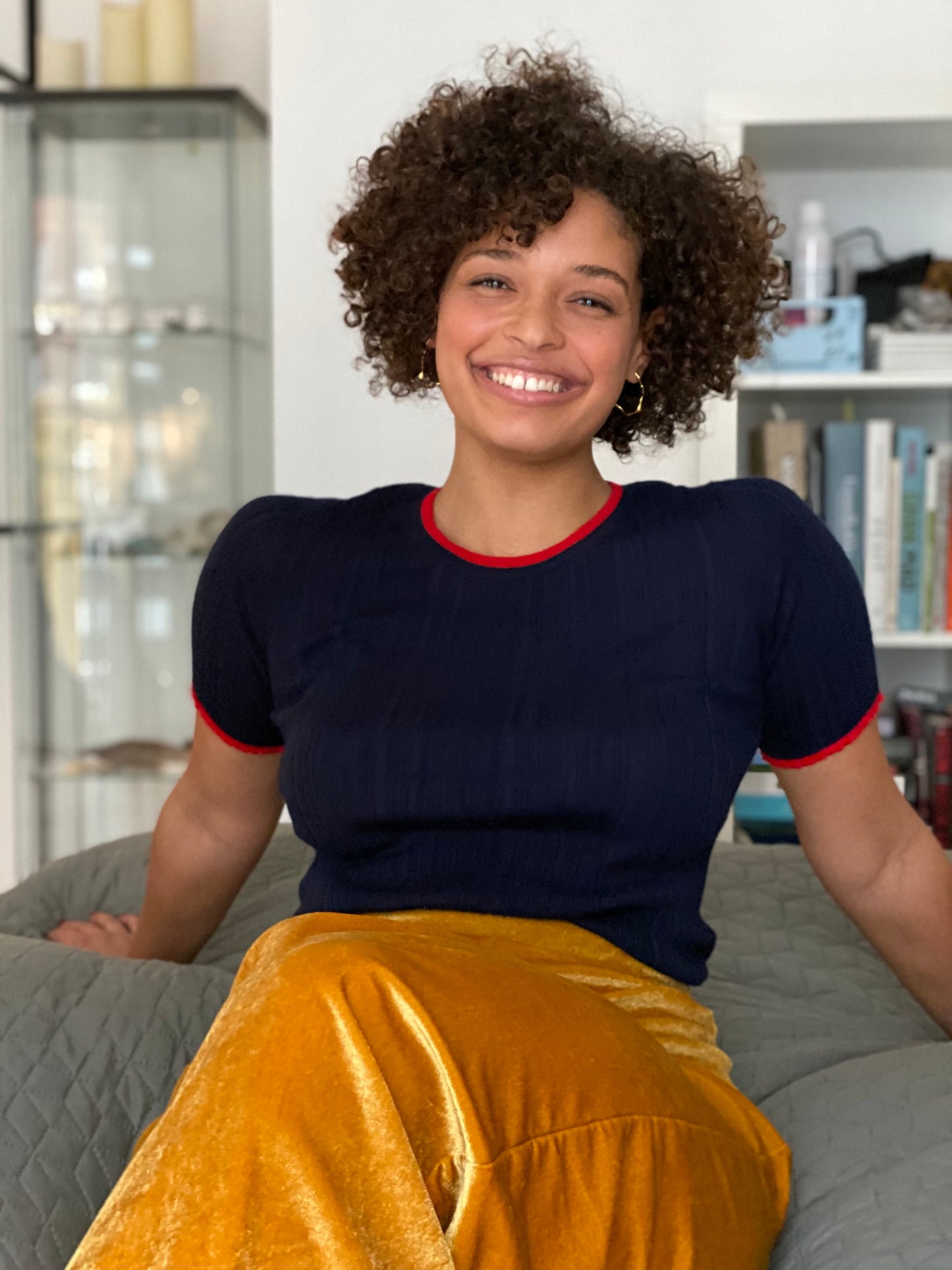 Lea - Cashmere Tee - Navy med røde kanter