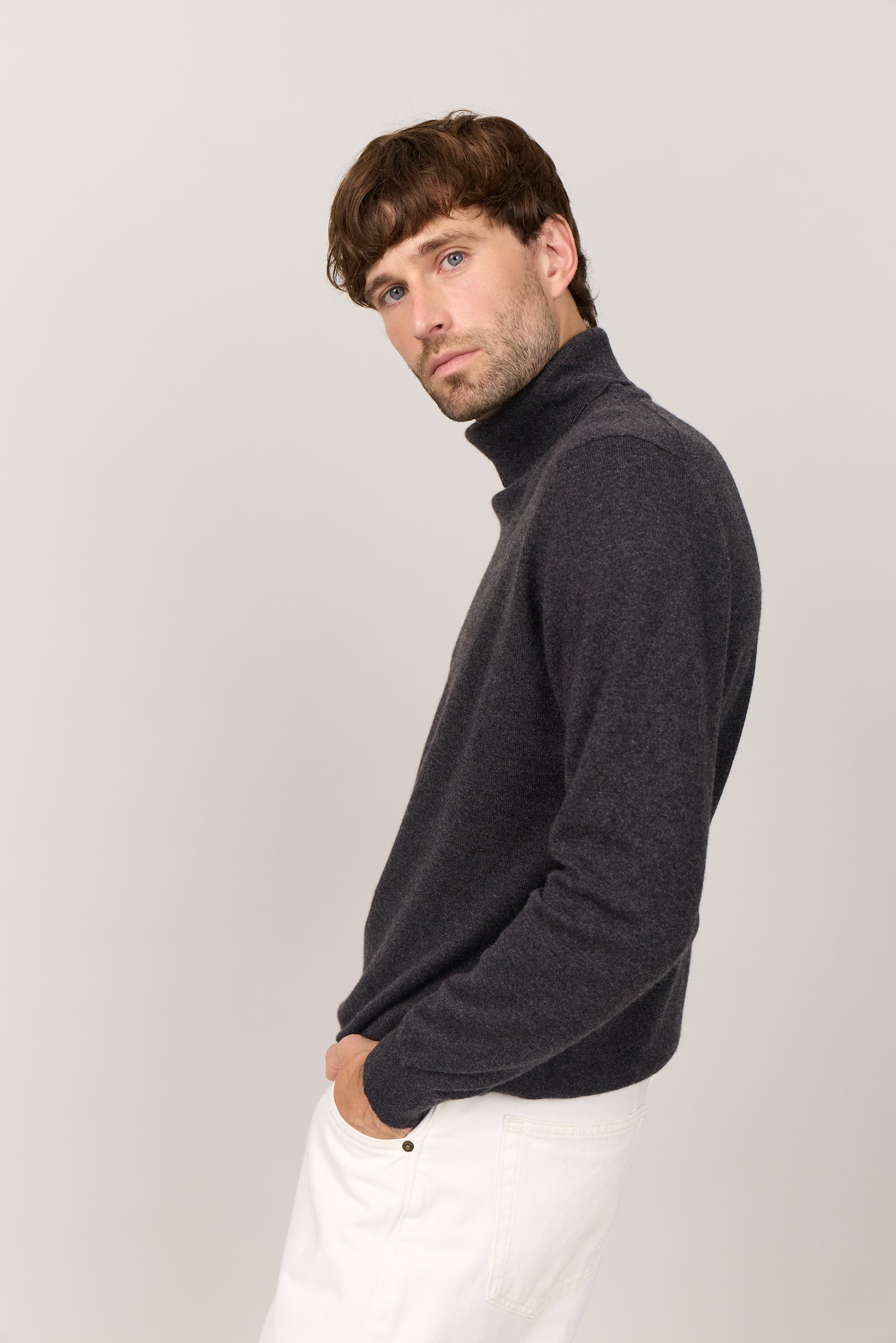 Mænd klassisk cashmere trøje med rullekrave, Skotland - Mørk koksgrå