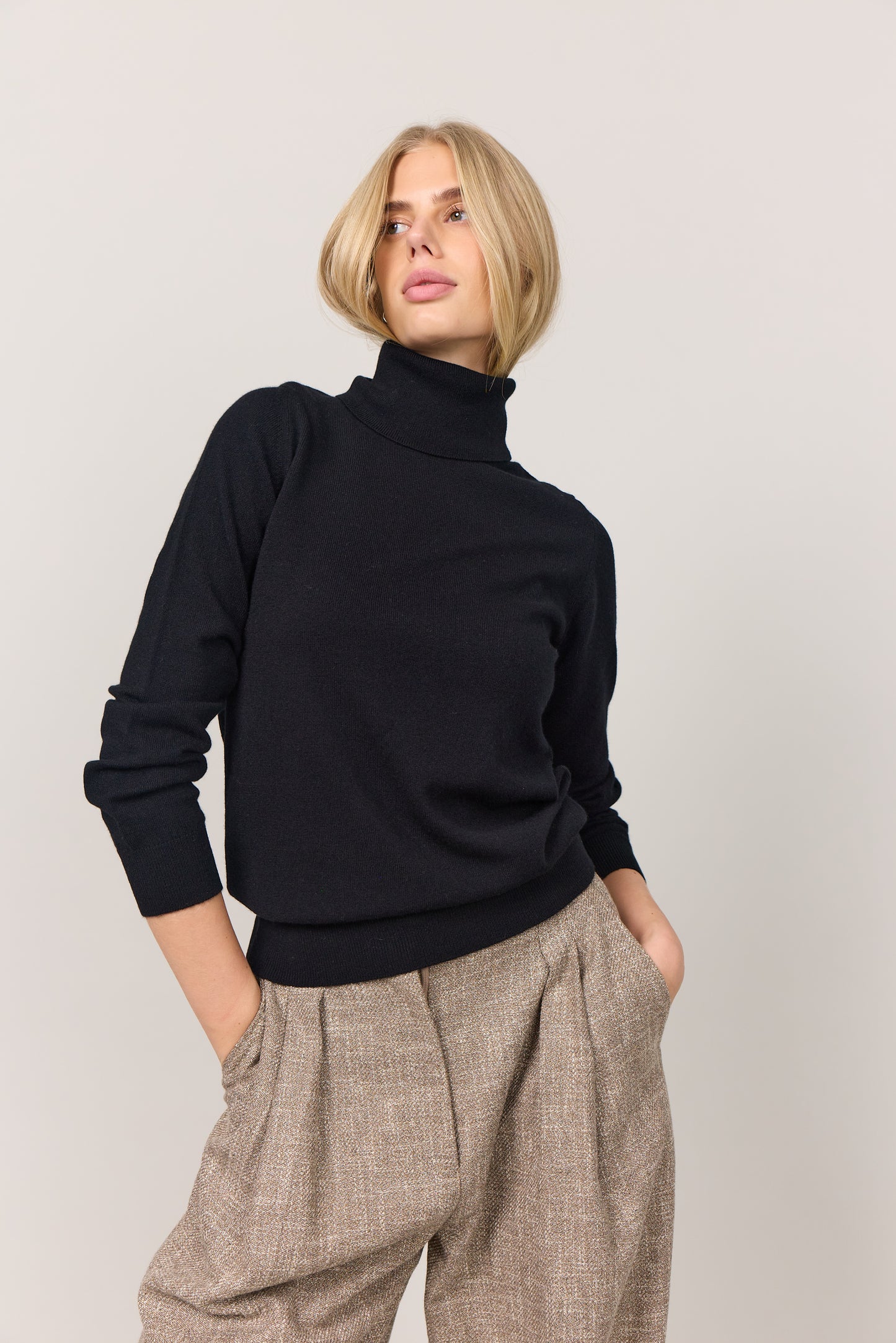 Klassisk rullekrave sweater i cashmere, dame, Skotland - Sort
