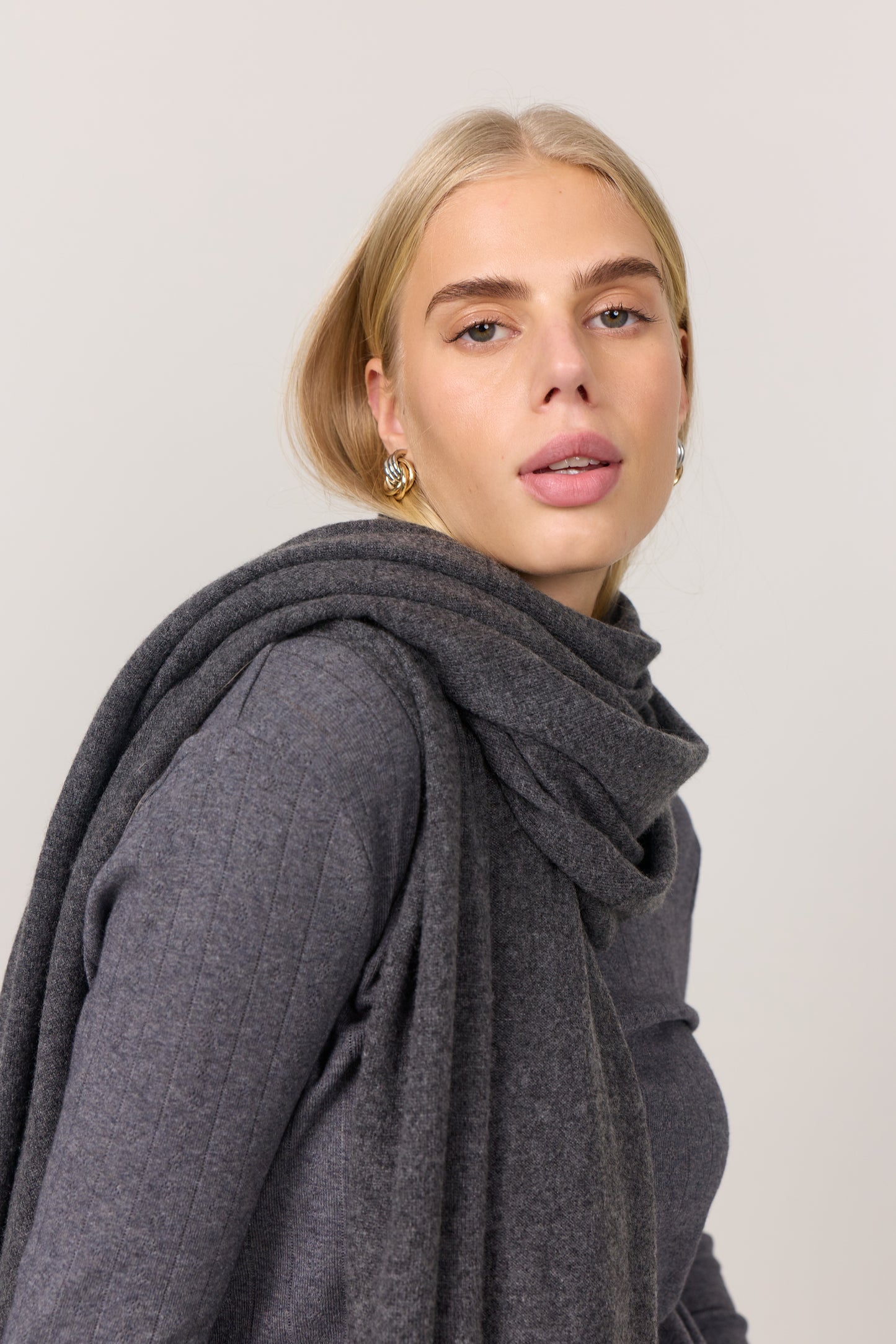 Luna - kæmpetørklæde i cashmere -  Koksgrå