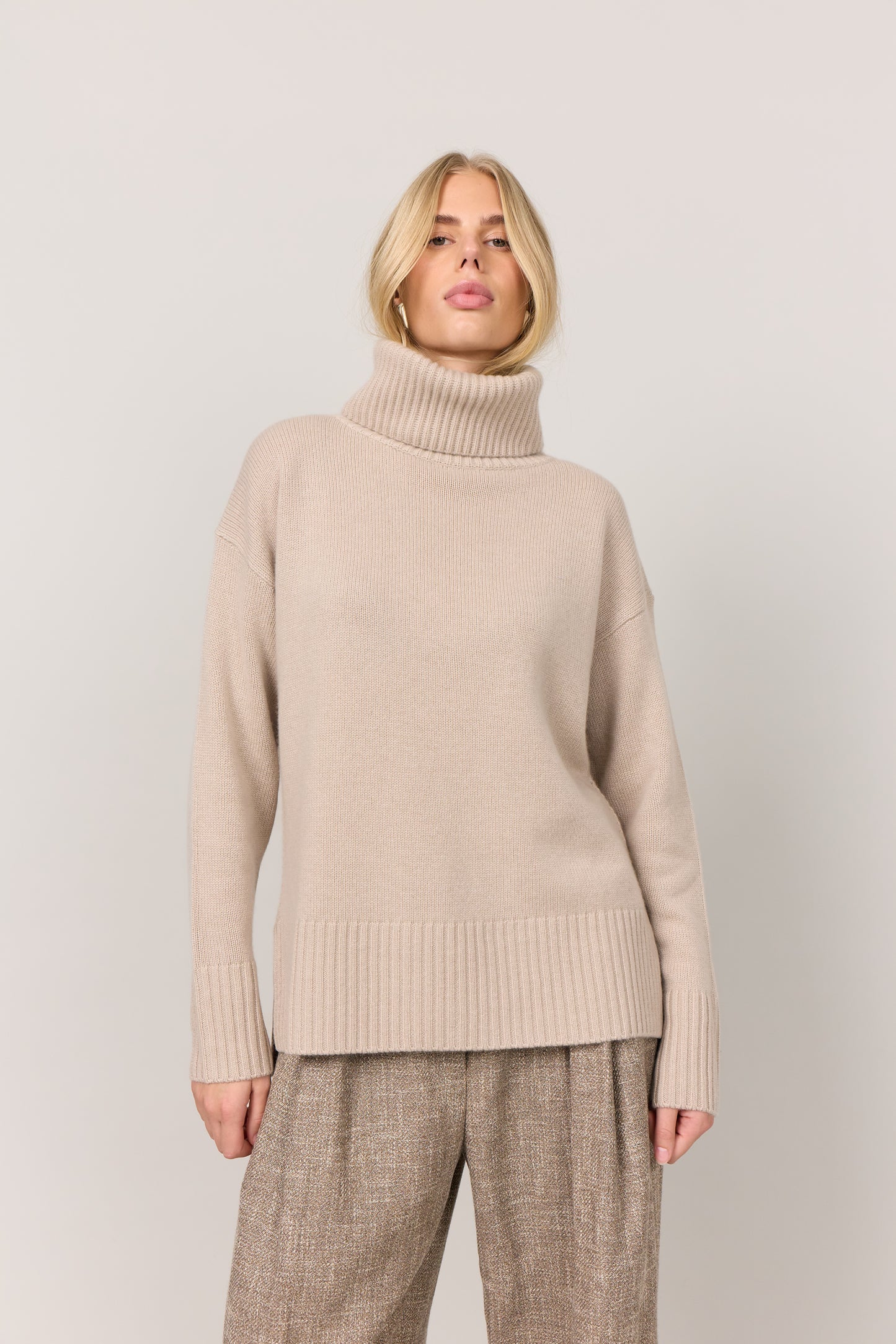 Marilyn - cashmere rullekrave sweater - Sand