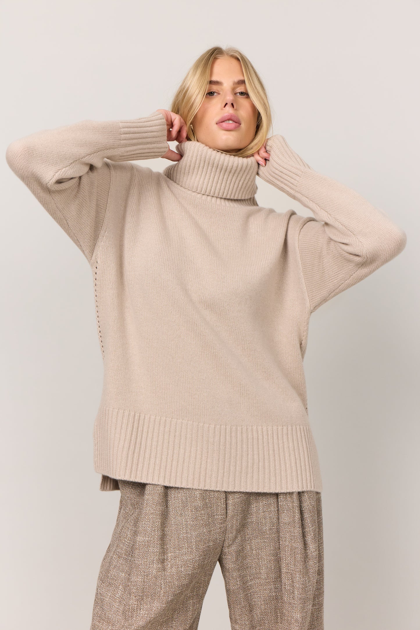 Marilyn - cashmere rullekrave sweater - Sand