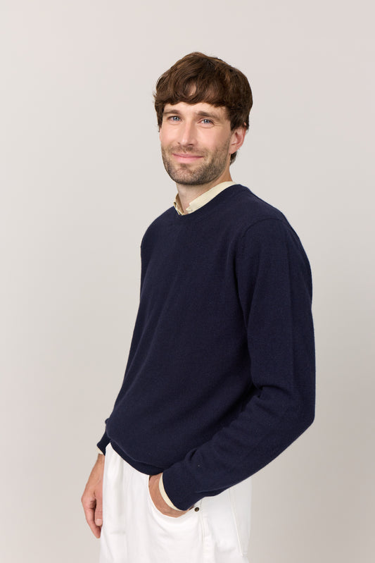 Mænd klassisk cashmere trøje med rund hals, Skotland - Dark Navy