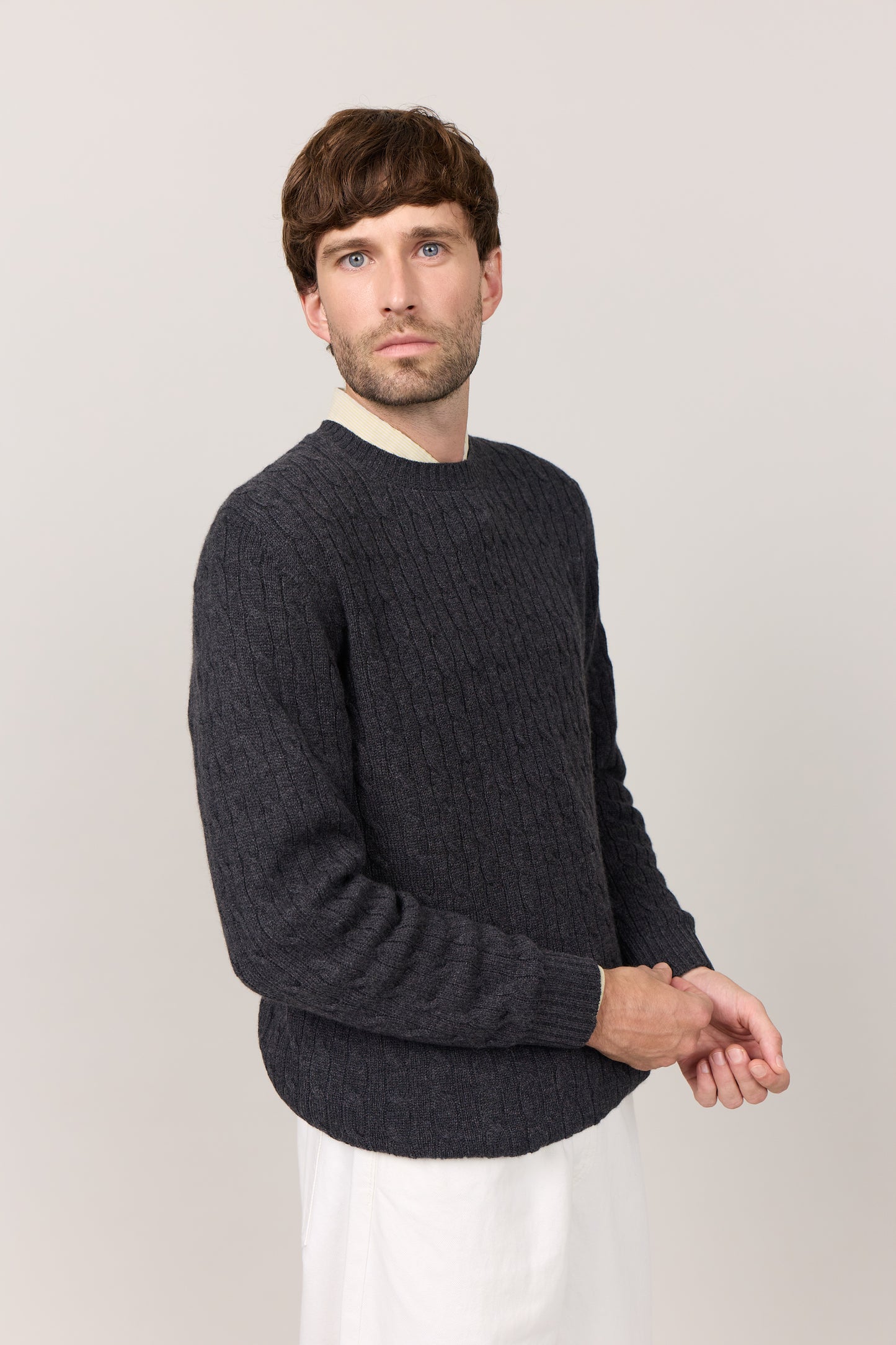 Mænd cashmere trøje i kabelstrik med rund hals, Skotland - Mørk Koksgrå