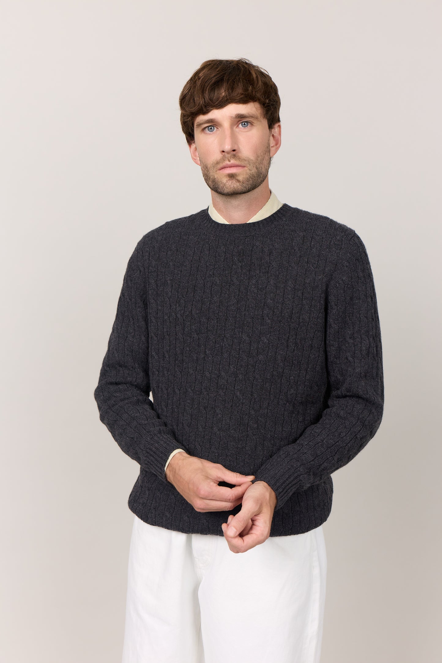 Mænd cashmere trøje i kabelstrik med rund hals, Skotland - Mørk Koksgrå