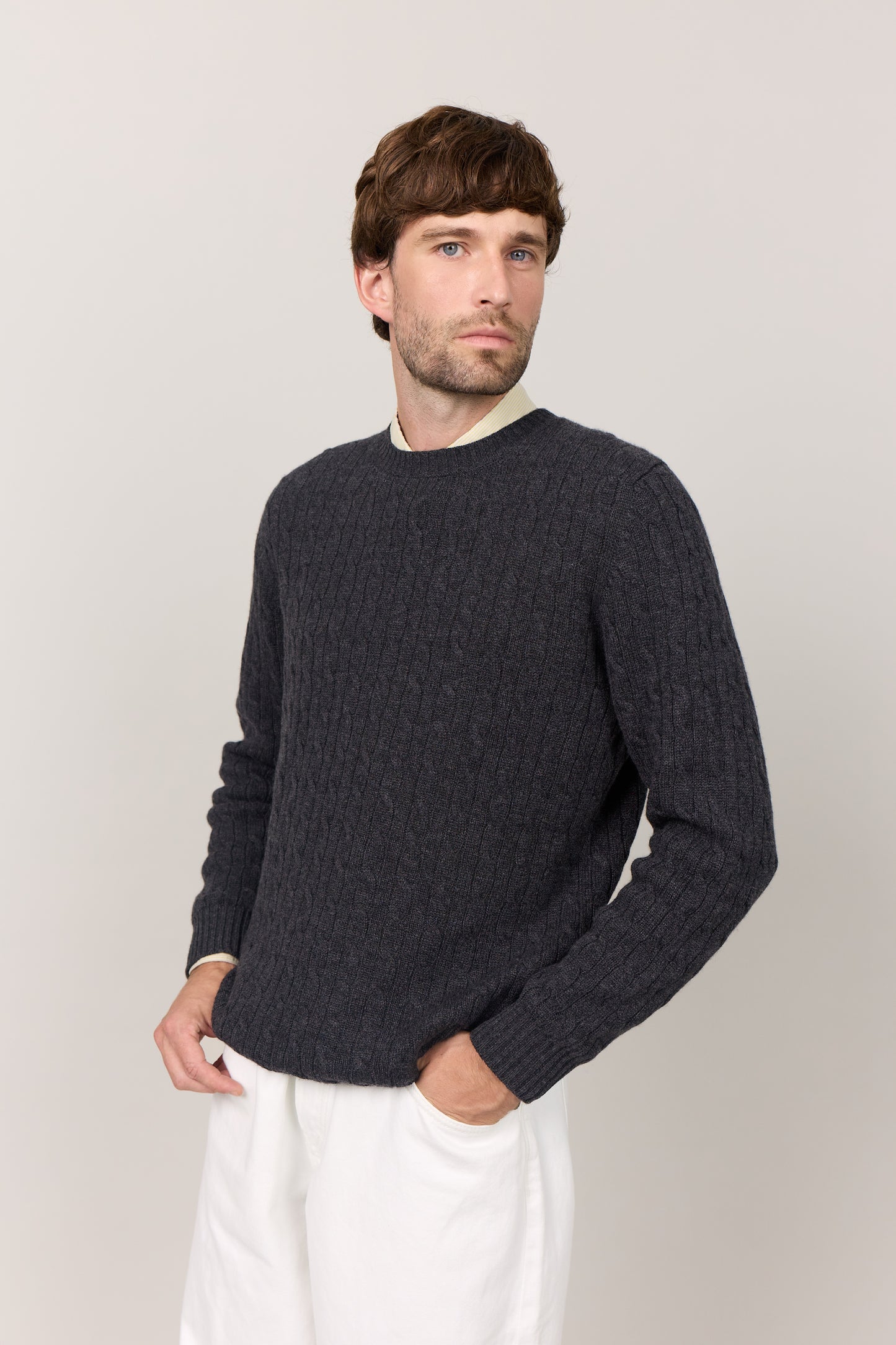 Mænd cashmere trøje i kabelstrik med rund hals, Skotland - Mørk Koksgrå
