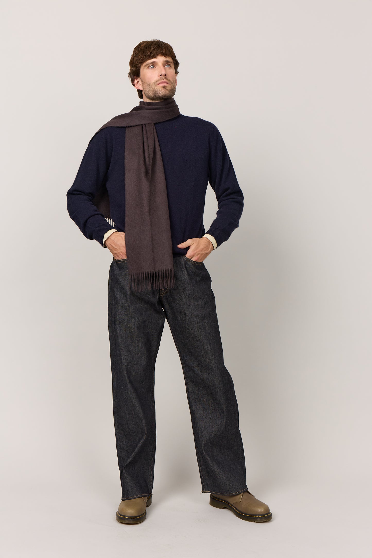 Klassisk vævet cashmere halstørklæde med frynser, fra Skotland - Cold Dark Brown