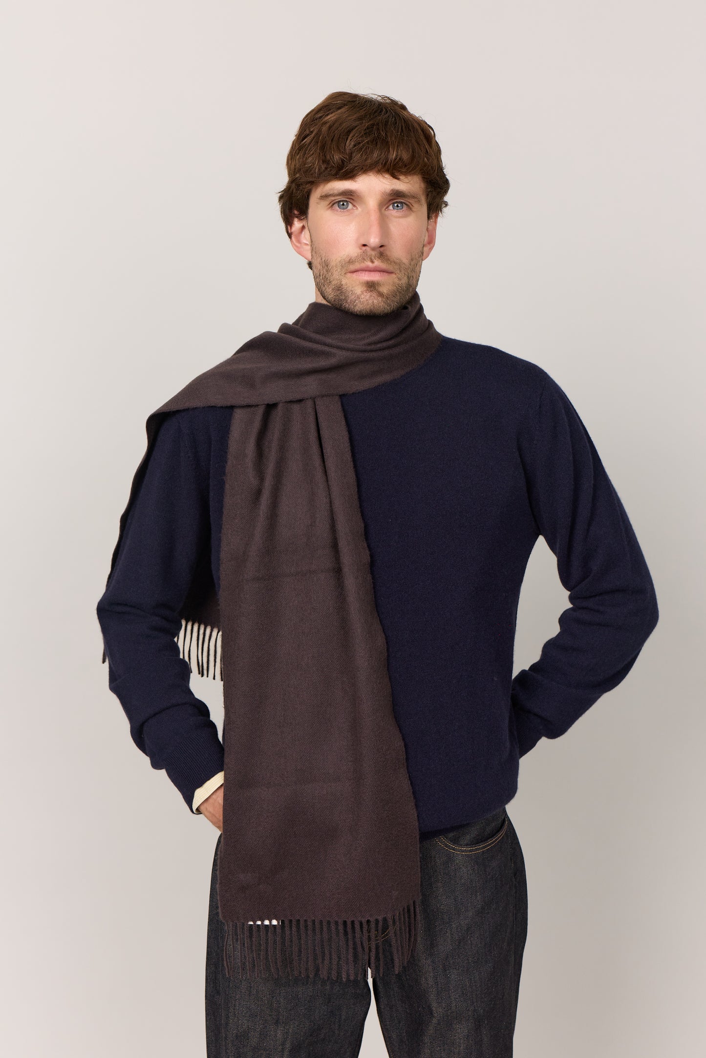 Klassisk vævet cashmere halstørklæde med frynser, fra Skotland - Cold Dark Brown