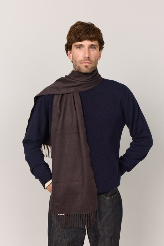 Klassisk vævet cashmere halstørklæde med frynser, fra Skotland - Cold Dark Brown