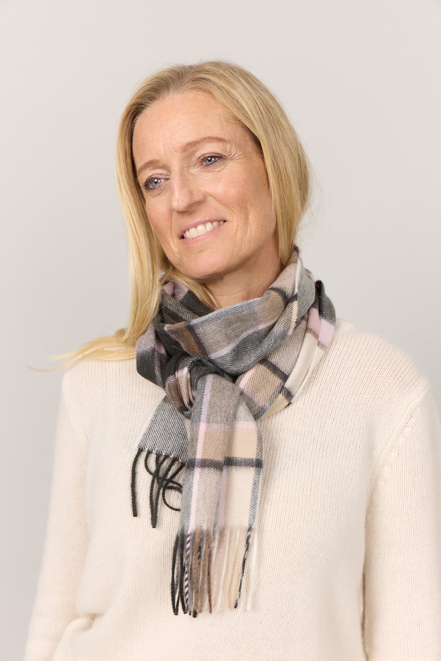 Klassisk vævet cashmere halstørklæde med frynser, fra Skotland - Ternet Grå Rosa Brun