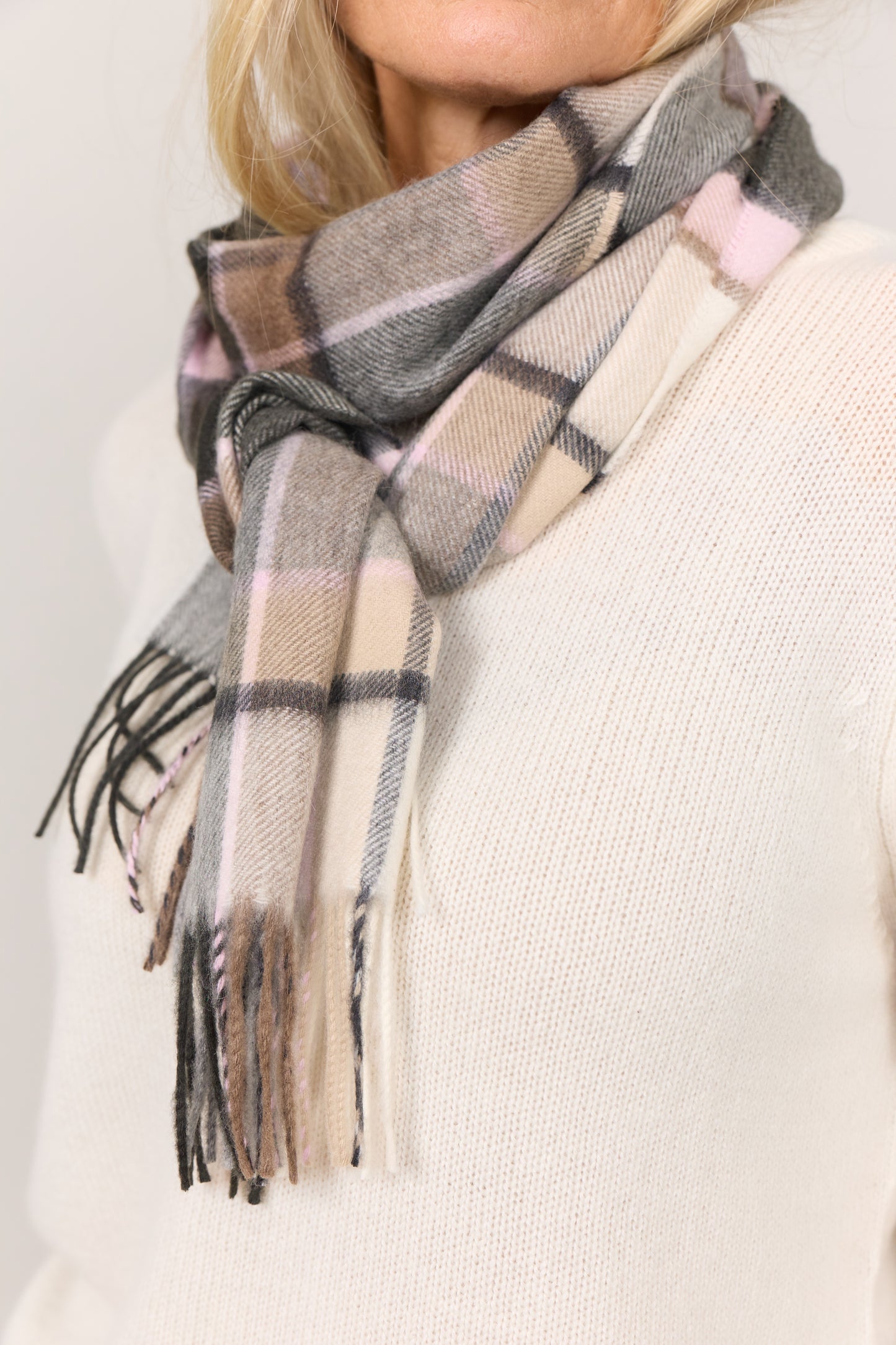 Klassisk vævet cashmere halstørklæde med frynser, fra Skotland - Ternet Grå Rosa Brun