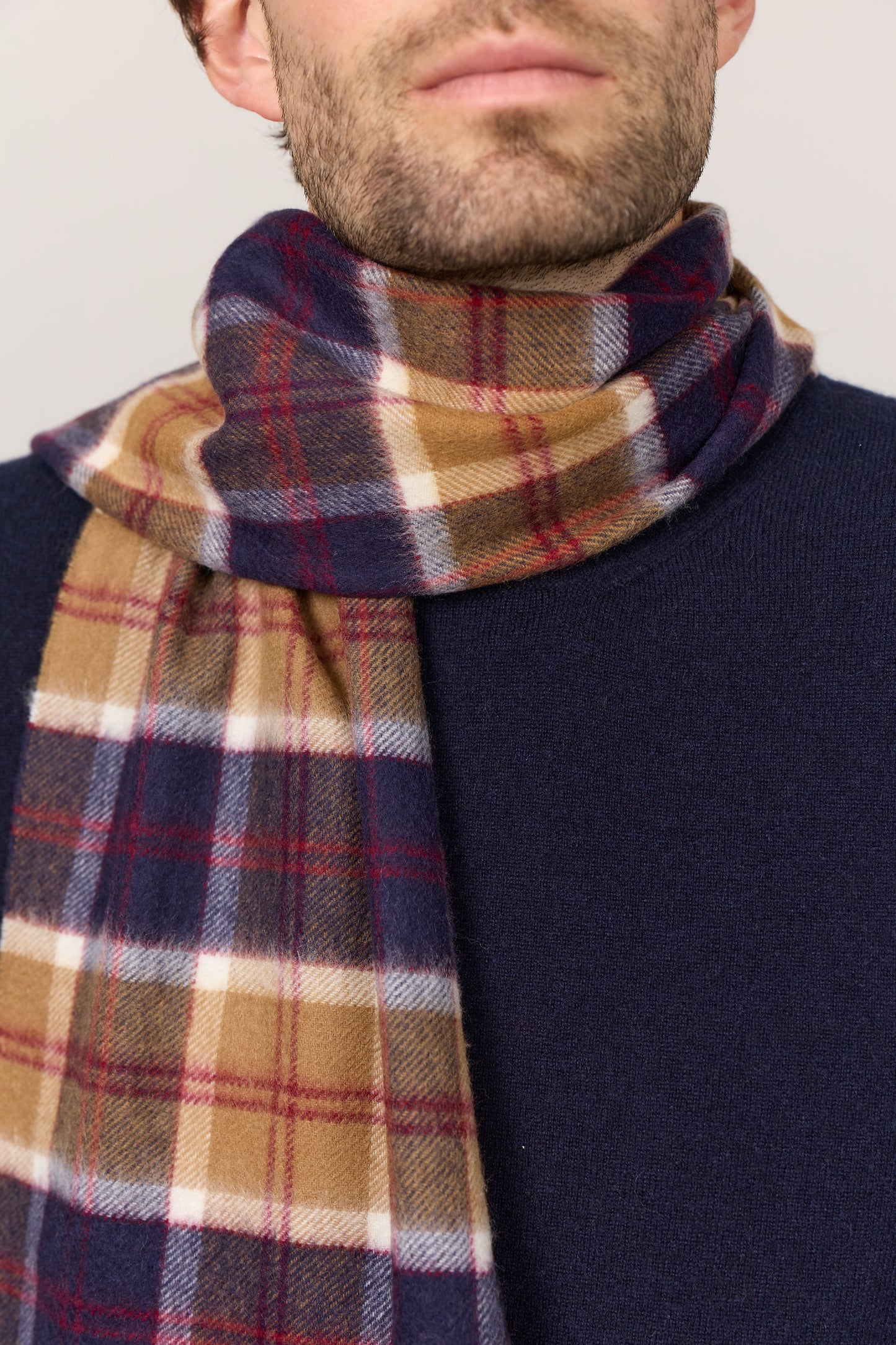 Klassisk vævet cashmere halstørklæde med frynser, fra Skotland - Ternet Camel og Mørkeblå