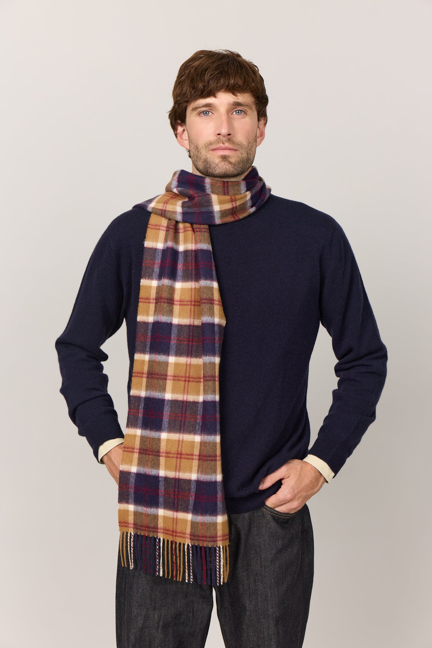 Klassisk vævet cashmere halstørklæde med frynser, fra Skotland - Ternet Camel og Mørkeblå