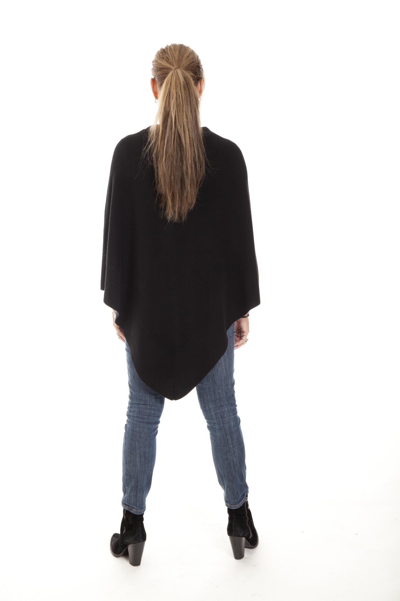 Cashmere poncho i marineblå strik.