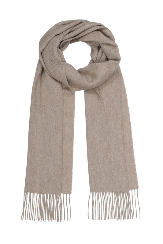 Sandfarvet kashmir tørklæde med frynser fra Danske Pure Cashmere.